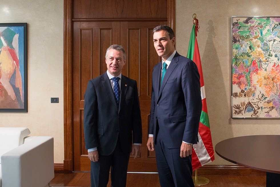 Archivo - El Lehendakari, Iñigo Urkullu y Pedro Sánchez, presidente del Gobierno de España