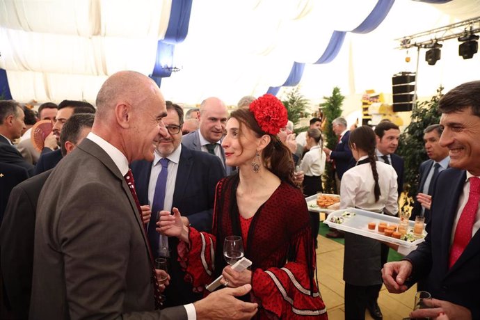 En la caseta de la Policía Nacional conversan la ministra de Justicia, Pilar Llop,(d) y el alcalde de Sevilla, Antonio Muñoz (i) a 24 de abril de 2023, en Sevilla, (Andalucía, España). (Foto de archivo).