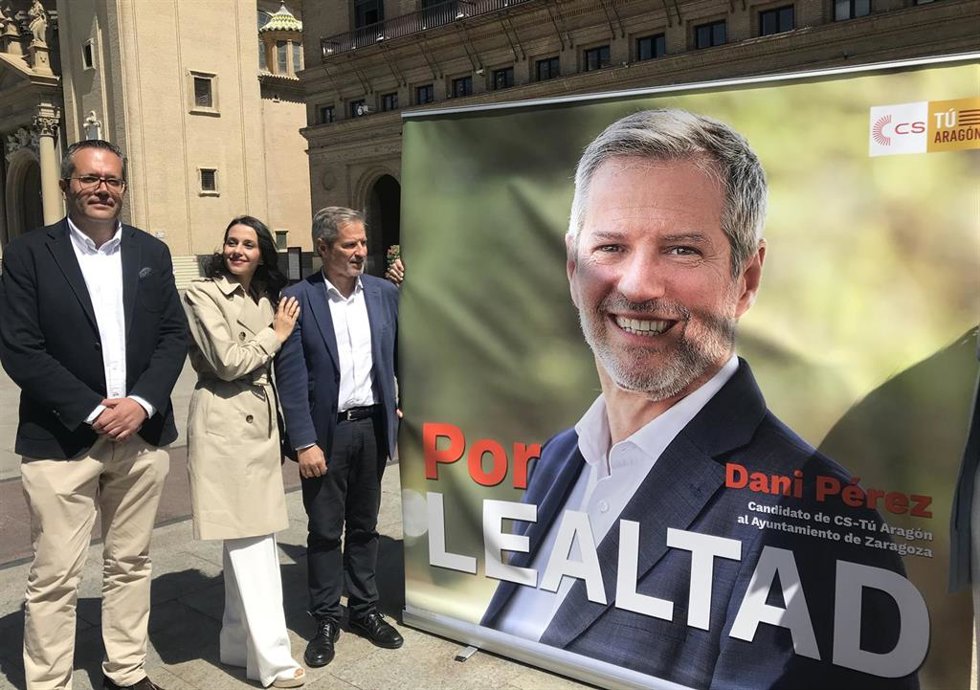 La portavoz de Ciudadanos (Cs) en el Congreso de los Diputados, Inés Arrimadas, con el candidato a la Alcaldía, Daniel Pérez Calvo, y el candidado a la Presidencia del Gobierno de Aragón, Carlos Ortas