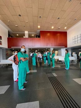 Equipo médico del Materno Infantil, en Las Palmas de Gran Canaria, con la menor que tuvo que ser trasladada desde Tenerife en estado crítico al sufrir un atropello