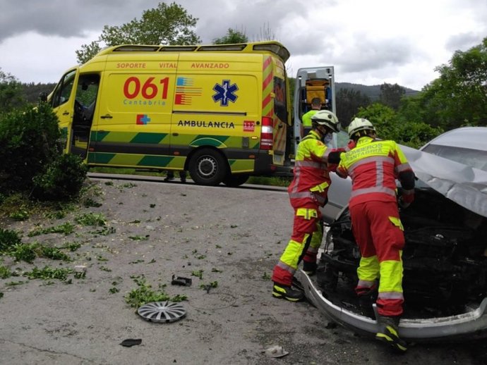 Un conductor queda atrapado en su coche tras chocar contra un garaje en la carretera de Marrón
