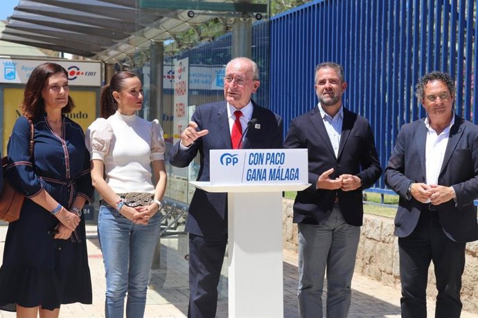 El alcalde y candidato del PP de Málaga a la reelección, Francisco de la Torre, en rueda de prensa