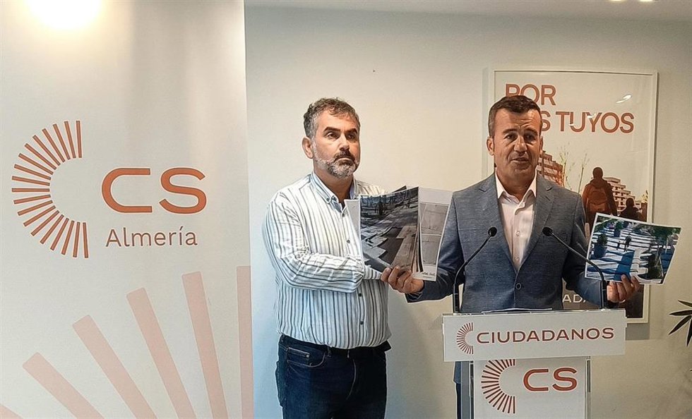 Salvador Hernández (Cs) muestra las fotos del estado actual del Paseo Marítimo tras su renovación