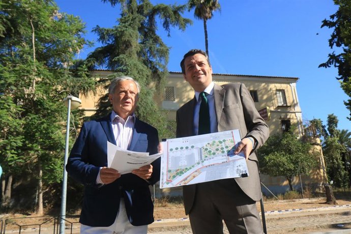 El alcalde de Córdoba, José María Bellido, y el delegado de Urbanismo, Salvador Fuentes, con el proyecto de Ronda del Marrubial.