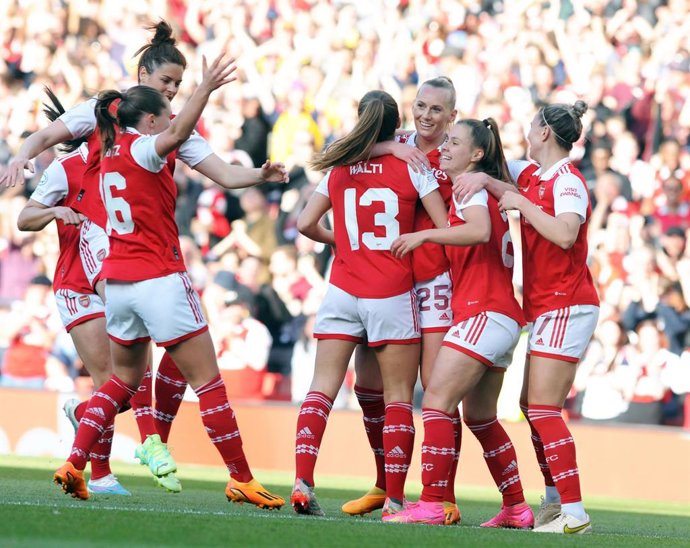 Las jugadoras del Arsenal celebran un gol ante el Wolfsburgo en las semifinales de la Liga de Campeones 22-23