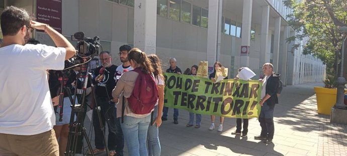 Momento en que representantes de las entidades explicaban la manifestación.