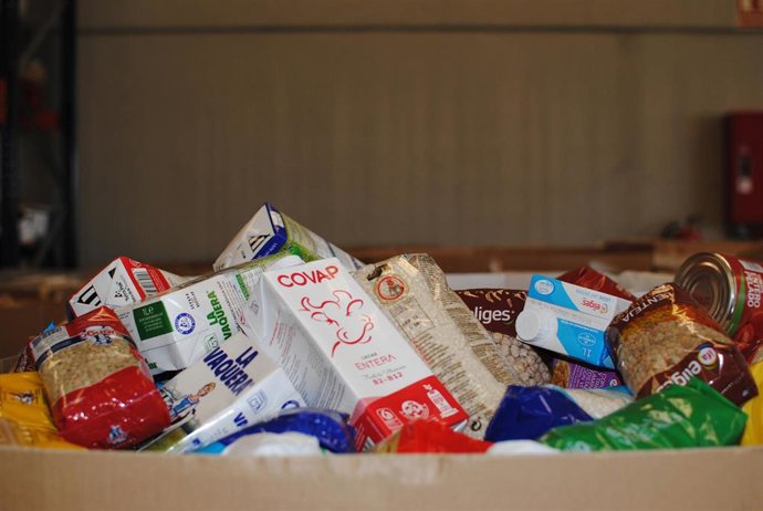 Archivo - Imagen de recurso de una de las bañeras con alimentos donados con ocasión de una campaña de recogida.