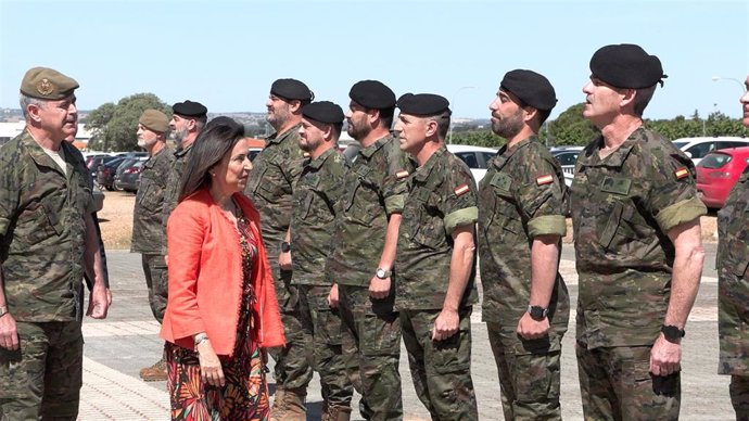 La ministra de Defensa, Margarita Robles, pasa revista a los soldados de la Brigada XI en la Base General Menacho.