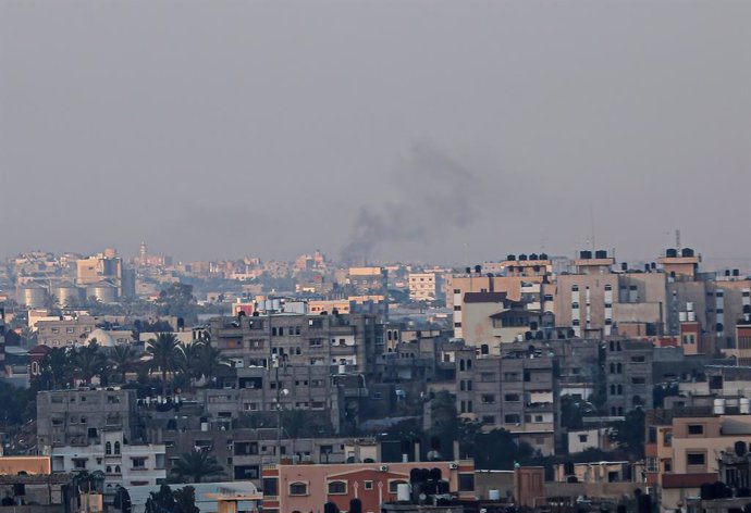 Columna de humo tras un bombardeo de Israel en Jan Yunis, en el sur de la Franja de Gaza