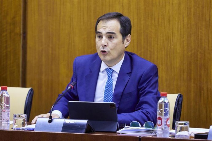 El consejero de Justicia, Administración Local y Función Pública, José Antonio Nieto, durante la comisión parlamentaria de Justicia.