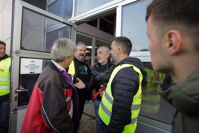 Piquetes informativos con decenas de delegados sindicales y trabajadores recorren el Polígono de O Ceao, a 10 de mayo de 2023, en Lugo, Galicia (España). La huelga del sector del metal en la provincia de Lugo continúa tras no alcanzarse ningún acuerdo e