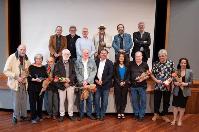 Foto de familia de los socios catalanes que han cumplido cincuenta años en la Sociedad General de Autores y Editores (SGAE) durante el acto homenaje que les ofrece la entidad, a 10 de mayo de 2023, en Barcelona