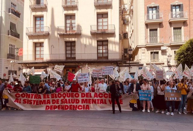 Concentración de Aerte frente al Palau de la Generalitat contra "el bloqueo" del acceso al sistema de salud mental y de dependencia
