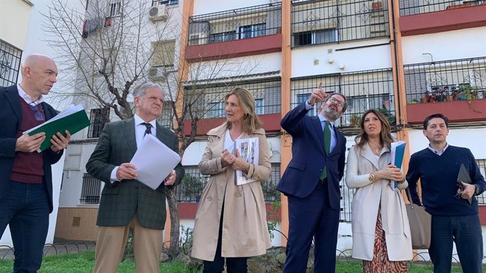 Responsables de la Junta y del Ayuntamiento de Córdoba visitan la zona en la que se va a actuar.