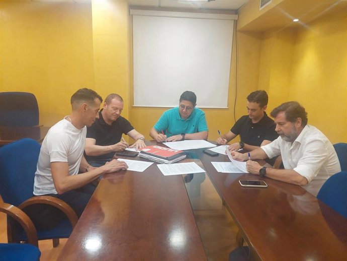 Firma del convenio para la industria de la madera y afines