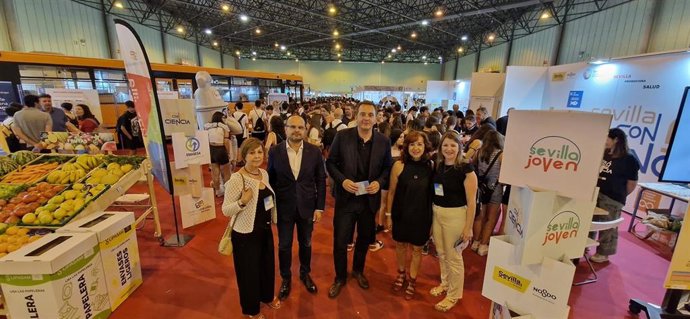El delegado del área, Juan Antonio Barrionuevo, junto a autoridades y representantes de la comunidad universitaria, en el stand municipal de la Feria de la Ciencia de Fibes.