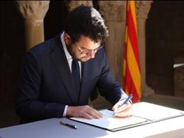 El presidente de la Generalitat, Pere Aragons, firmando la ley de constitución del Lluans.