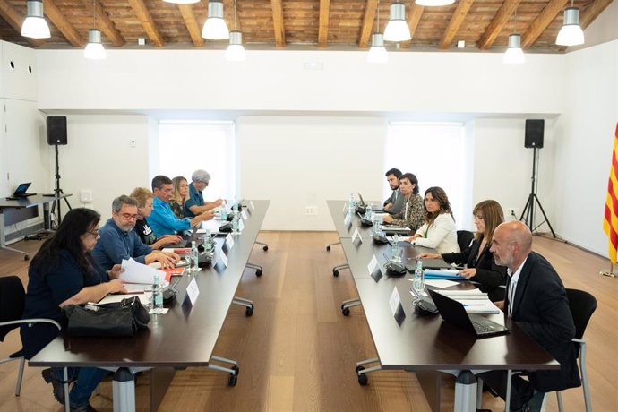 Los asistentes a la reunión entre la consellera de la Presidencia de la Generalitat y los representantes de CC.OO, UGT, y IAC-CATAC de Catalunya, en el Palau de la Generalitat, a 4 de mayo de 2023, en Barcelona, Catalunya (España). Durante la reunión se