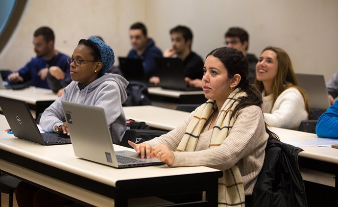 Archivo - Estudiantes en clase en la UPNA.