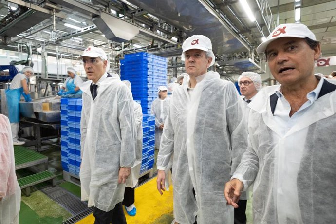 El presidente de la Xunta, Alfonso Rueda, y el vicepresidente primero, Francisco Conde, visita las instalaciones de Jealsa en Boiro (A Coruña).