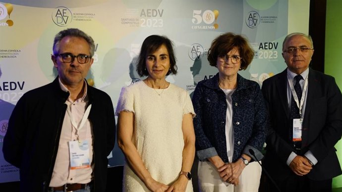 La presidenta de la AEDV, Yolanda Gilaberte, y el director general de la Fundación Piel Sana, Agustín Buendía, entre otros, en la apertura del congreso.