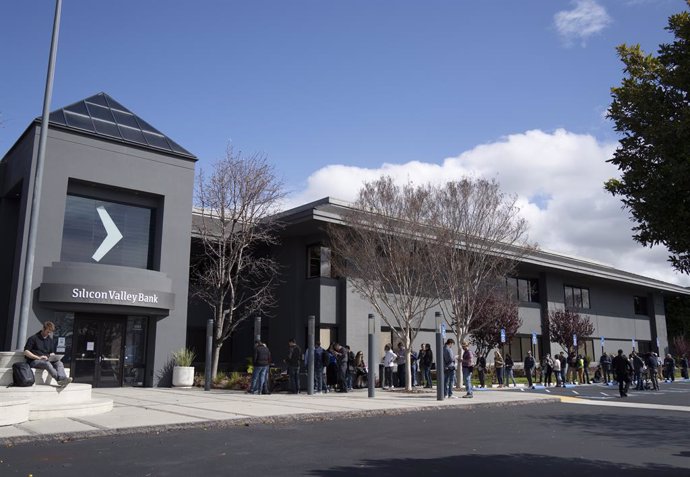 Archivo - SANTA CLARA, March 14, 2023  -- People queue up outside the headquarters of the Silicon Valley Bank (SVB) in Santa Clara, California, the United States, March 13, 2023. The U.S. Treasury Department, the Fed, and the Federal Deposit Insurance C