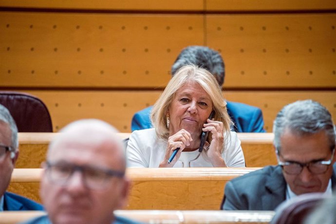 La alcaldesa de Marbella y senadora del PP, Ángeles Muñoz, conversa por teléfono durante una sesión plenaria en el Senado, a 19 de abril de 2023, en Madrid (España). 