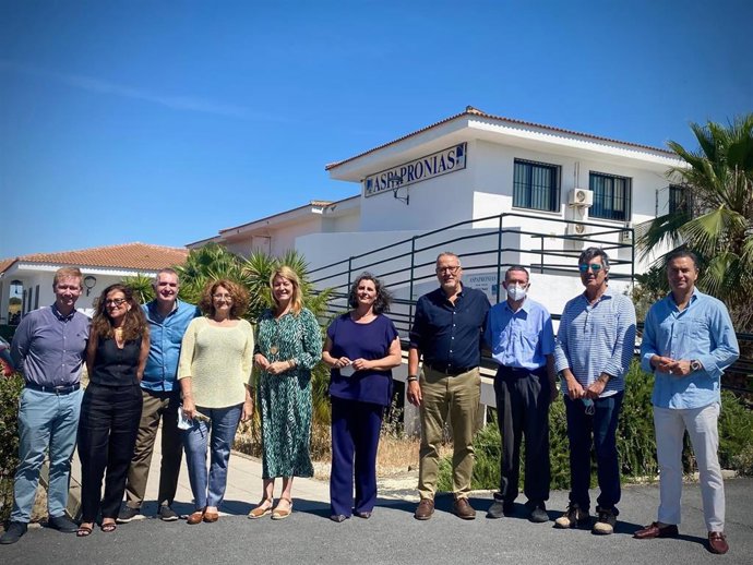 La candidata del PP a la Alcaldía de Huelva, Pilar Miranda, durante su visita a Aspapronias.