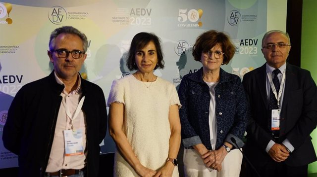 La presidenta de la AEDV, Yolanda Gilaberte, y el director general de la Fundación Piel Sana, Agustín Buendía, entre otros, en la apertura del congreso.