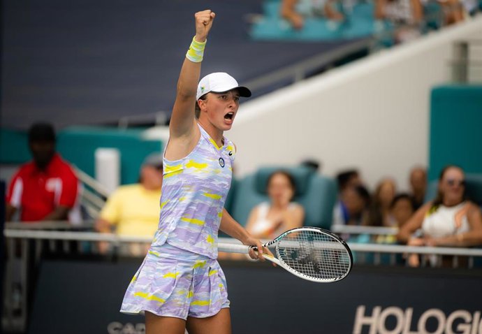 Archivo - La tenista polaca Iga Swiatek celebra un punto en el WTA 1000 de Miami.