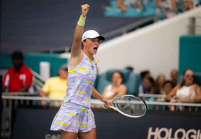 Archivo - Iga Swiatek of Poland in action during the final of the 2022 Miami Open WTA 1000 tennis tournament against Naomi Osaka of Japan