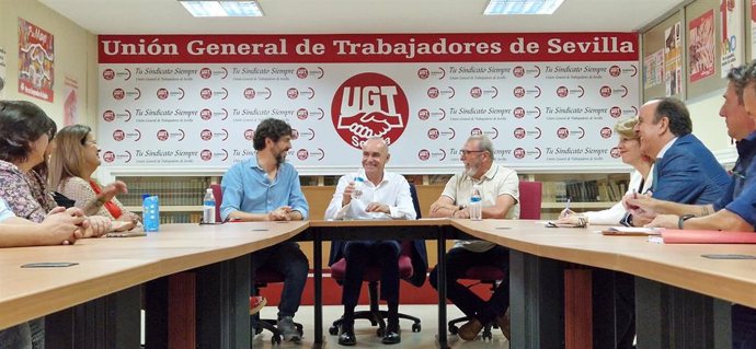 El alcalde de Sevilla y candidato a revalidar la Alcaldía, Antonio Muñoz, en el centro de la foto, con los secretarios provinciales de CCOO y UGT, Carlos Aristu y Juan Bautista Ginés, respectivamente.