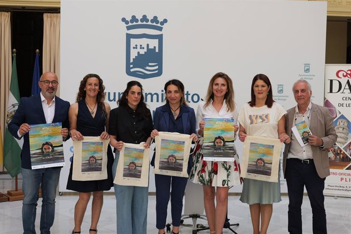 Presentación del sexto Festival de Cine Italiano, cuyas proyecciones van a tener lugar en el cine Albéniz de la capital malagueña entre el 15 y el 20 de mayo.