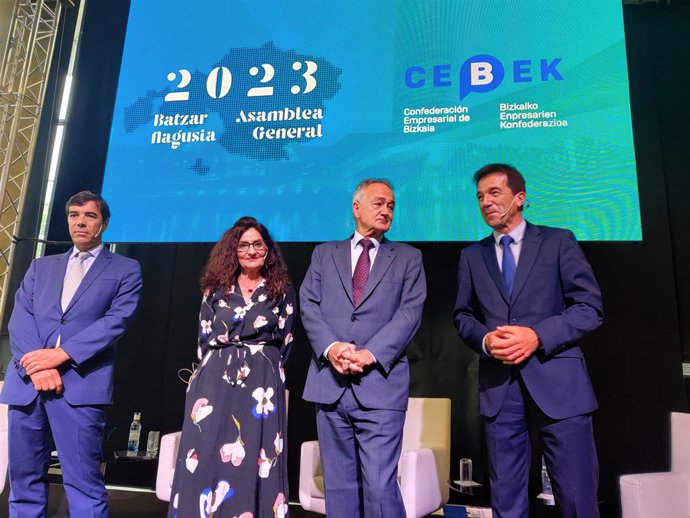 Encuentro de Cebek con el presidente de Kutxabank, Antón Arriola, la CEO de Eroski, Rosa Carabel, y el presidente de CIE Automotive , Antón Pradera.
