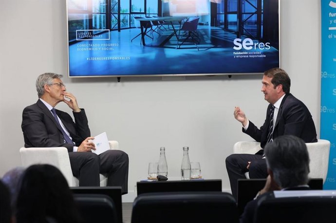 El presidente de Fundación Seres, Fernando Ruiz (izquierda), conversa con el 'country manager' de BBVA en España, Peio Belausteguigoitia, el 10/05/2023.