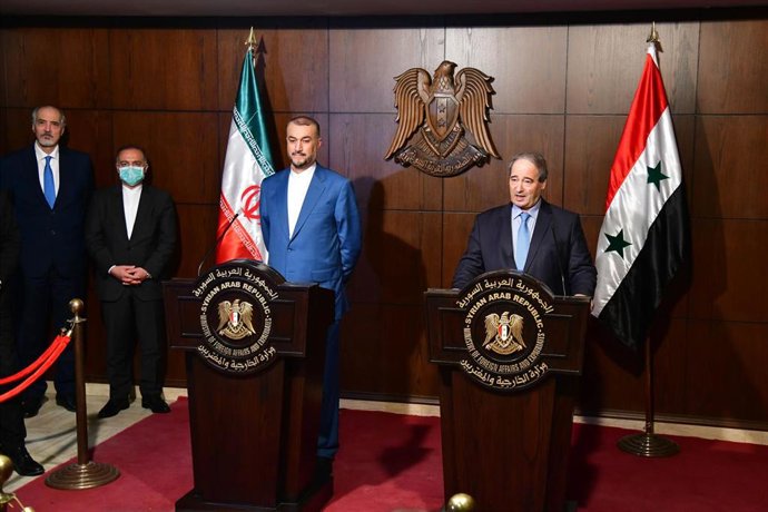 Archivo - El ministro de Exteriores iraní y su homólogo sirio, Faisal Mekdad