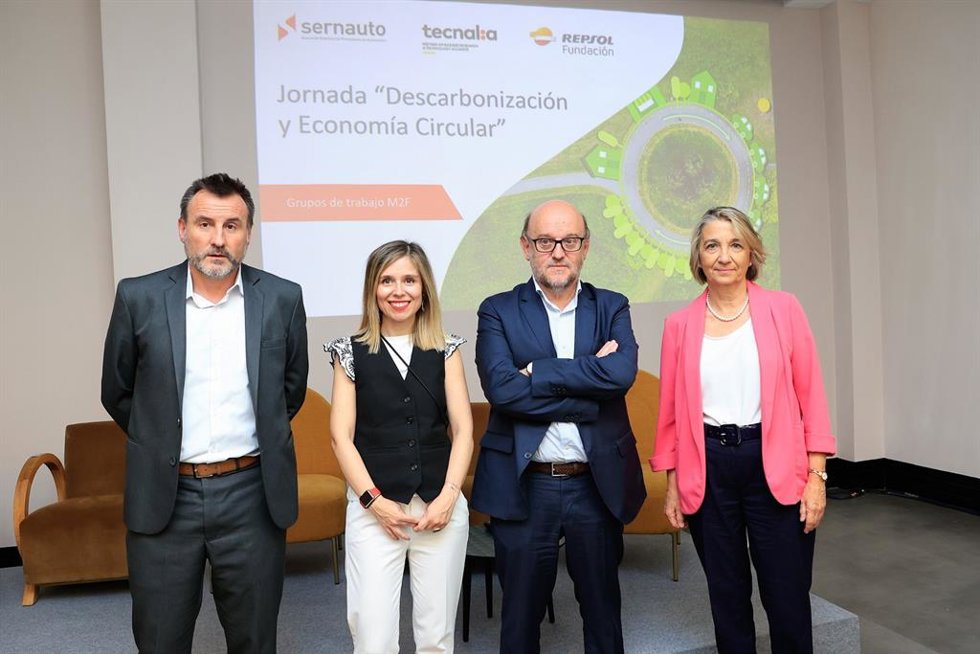 (De Izquierda A Derecha): Asier Maiztegi, Cecilia Medina, Luis Colunga Y María Luisa Soria, Directora De Relaciones Institucionales E Innovación De SERNAUTO.