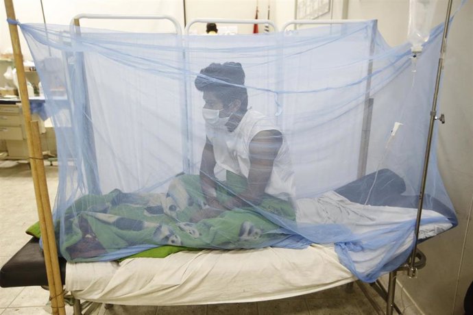 Archivo - Una persona afectada de dengue en un hospital de Lima, Perú.