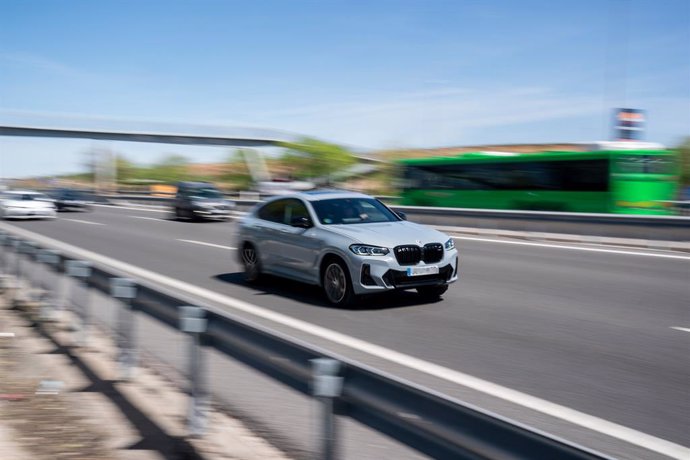 Archivo - Un coche circula en la carretera A-5 a su paso por el km 21, a 5 de abril de 2023, en Madrid (España).