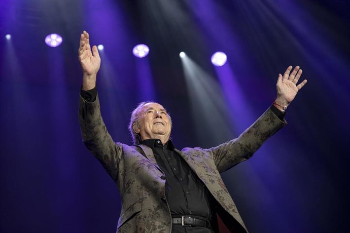 Archivo - El cantautor Joan Manuel Serrat en el último concierto de su gira mundial de despedida "El vicio de cantar 1965-2022" en el Palau Sant Jordi de Barcelona (Cataluña, España) el 23 de diciembre de 2022