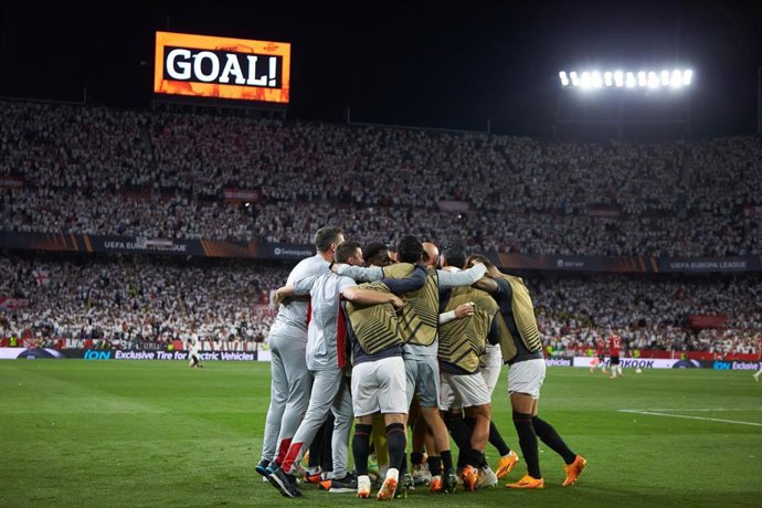 Jugadores del Sevilla celebran el gol de Youssef En-Nesyri ante el Manchester United. 
