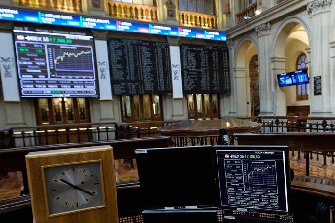 Archivo - Paneles del Ibex 35 en el Palacio de la Bolsa, a 30 de septiembre de 2022, en Madrid (España).
