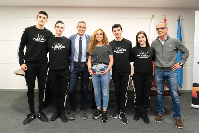 El vicepresidente y consejero de Universidades, Igualdad, Cultura y Deporte, Pablo Zuloaga, recibe a los medallistas de patinaje artístico en el Campeonato de Europa.