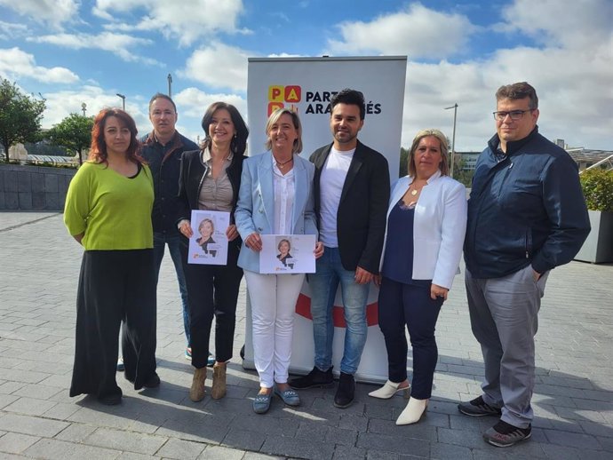 La candidata del PAR a la Alcaldía de Teruel, Eva Fortea, junto a integrantes de la lista municipal.