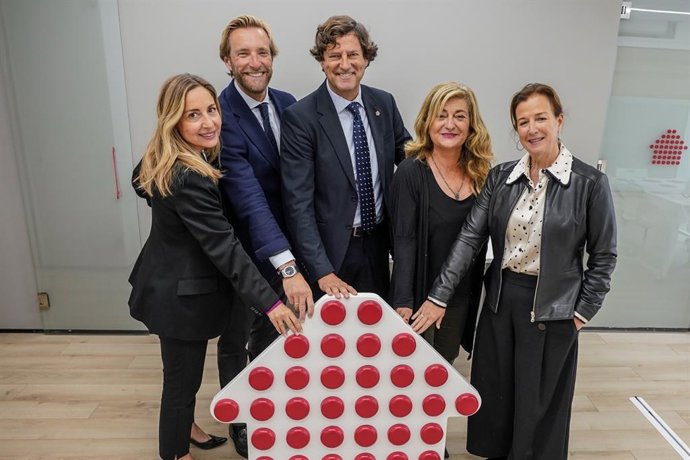 El candidato del PRC por Santander, Felipe Piña, con representantes del Colegio de Administradores de Fincas