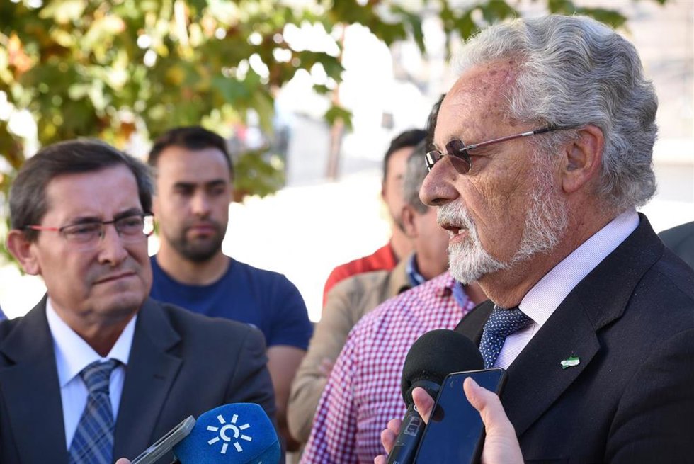 Archivo - El Defensor del Pueblo Andaluz, Jesús Maeztu, atiende a los medios, en imagen de archivo en presencia del presidente de la Diputación de Granada, José Entrena,