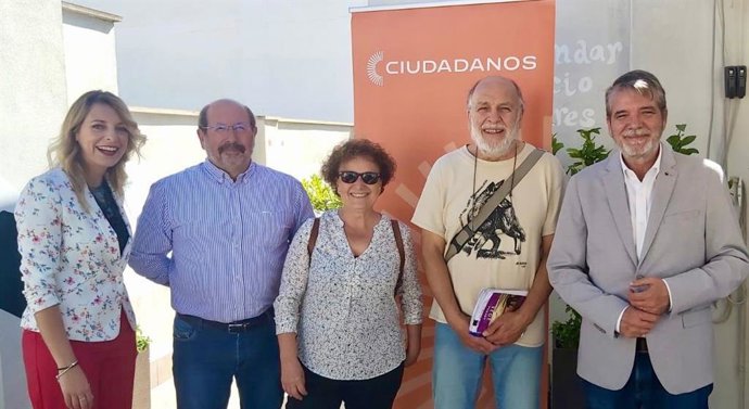 Jesús Lupiáñez y Fátima Entrenas en el encuentro con representantes vecinales del casco histórico.
