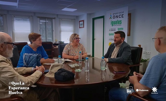 La candidata de La Izquierda de Huelva a la alcaldía  de Huelva (Izquierda Unida, Podemos, Iniciativa del Pueblo Andaluz), Mónica Rossi, durante el encuentro con el director de la ONCE en Huelva, Francisco García Soriano.