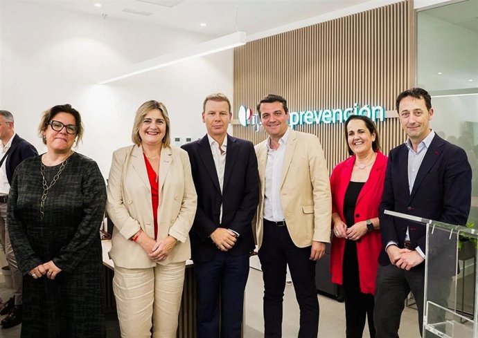 Autoridades en la inauguración del centro Quirónprevención.