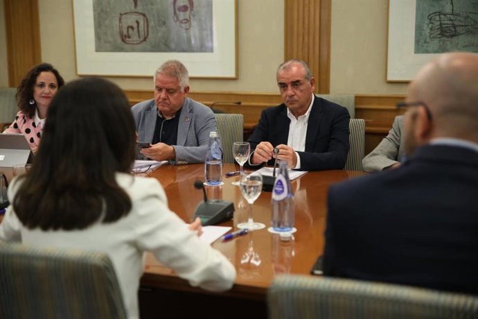 Luciano Poyato y Carlos Susías en una reunión con la ministra de Derechos Sociales, Ione Belarra.